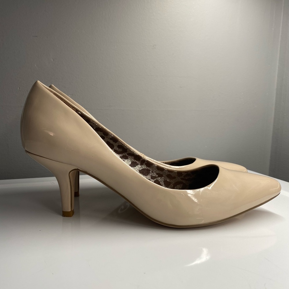 G byGuess Beige/Nude‎ Patent Leather Pointed Toe Kitten Heels 9.5 or 9 1/2 J